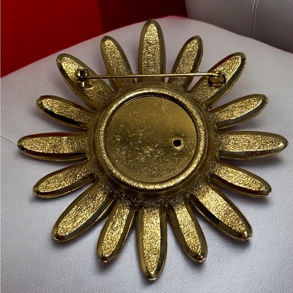 🛍️3 for $25🛍️ Avon Gold Tone White Enamel Floral Perfume Brooch 2-5/8” - Picture 5 of 8